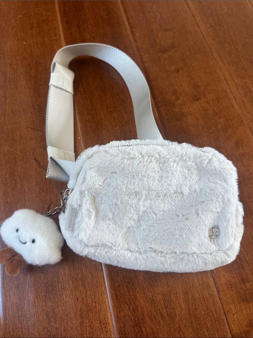 lululemon Everywhere Belt Bag Plush Fleece in Bone/Silver